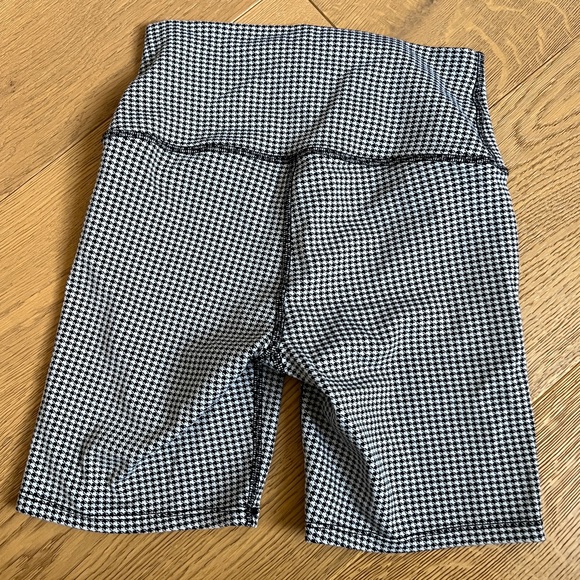 Alo Yoga High-Waist Micro Houndstooth Biker Short, XXS - Picture 6 of 8